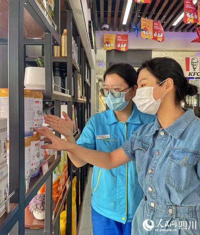 顧客可以在川內(nèi)中國(guó)石油加油站便利店內(nèi)選購(gòu)到品質(zhì)純正的紅原奶粉。張霞攝