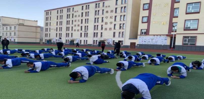 青?，斍撸寒惖剞k班讓孩子享受優(yōu)質(zhì)教育