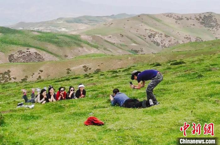 圖為民眾在草原留影。　劉秀娟 　攝