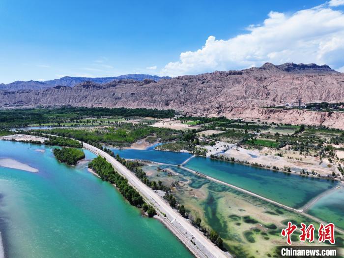 航拍貴德縣黃河岸畔綠意盎然?！●R銘言 攝