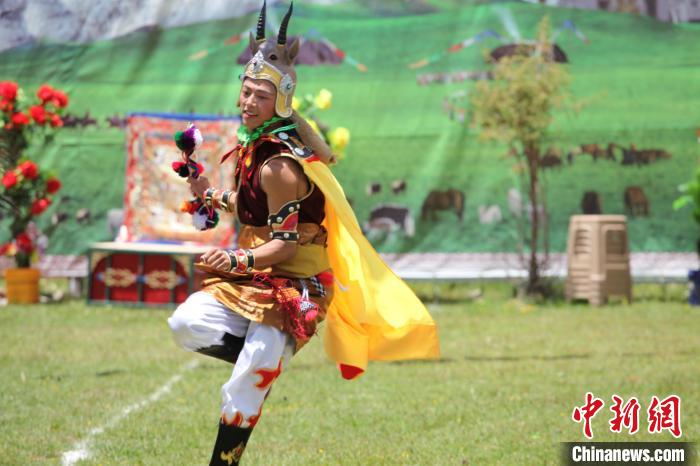 圖為演出人員表演現(xiàn)場。　班瑪縣文體旅游廣電局 供圖