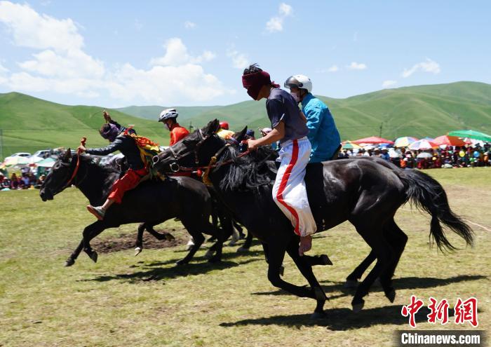 圖為選手進行3000米賽馬比賽。　馬銘言 攝