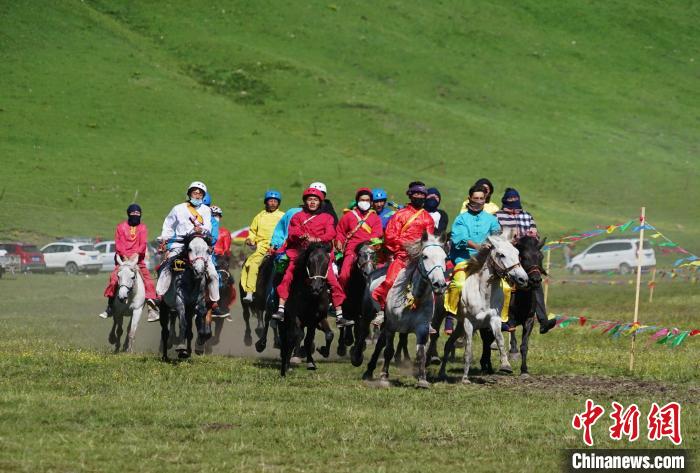 圖為選手進行3000米賽馬比賽?！●R銘言 攝