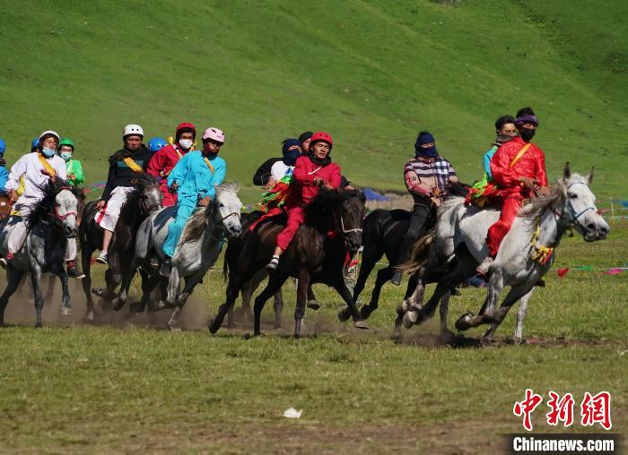 圖為選手進行3000米賽馬比賽?！●R銘言 攝