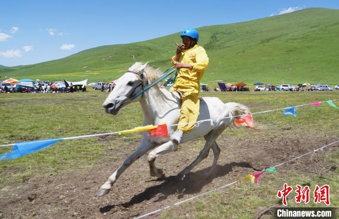 圖為選手進行3000米賽馬比賽?！●R銘言 攝