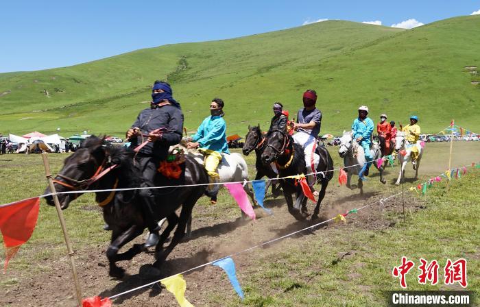 圖為選手進行3000米賽馬比賽?！●R銘言 攝