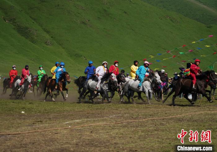 圖為選手進行3000米賽馬比賽?！●R銘言 攝