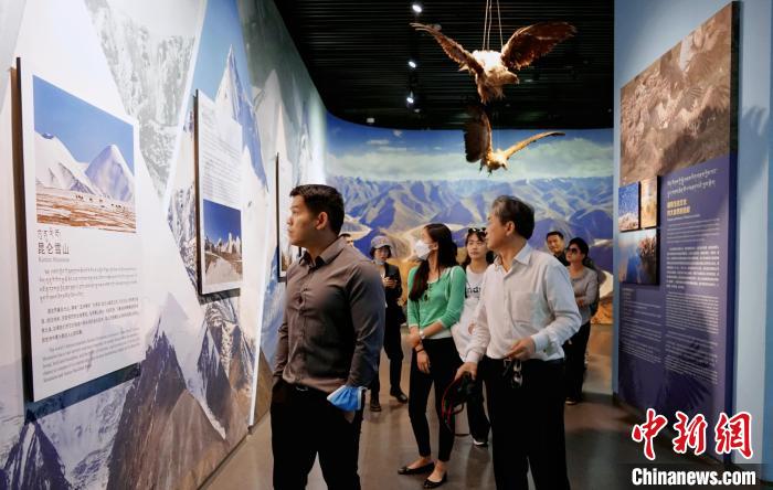 圖為中外嘉賓參觀玉樹州博物館?！●R銘言 攝