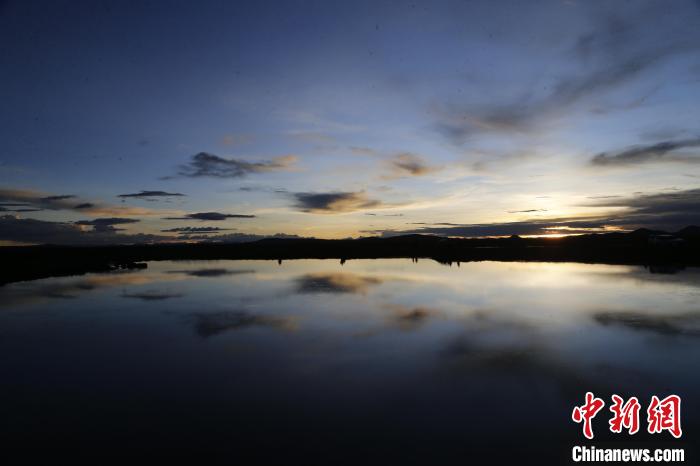 圖為夕陽下的查旦濕地?！●R銘言 攝