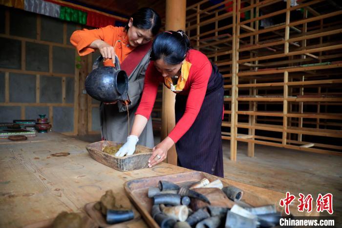 調(diào)合香團?！⊥趵?攝