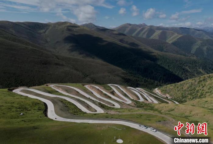 四川壤塘上藍(lán)天路：沿線居民致富的幸福“天路”