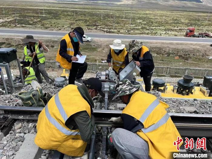 圖為青藏鐵路基礎設施“升級換代”施工現(xiàn)場?！‖F(xiàn)場作業(yè)人員供圖