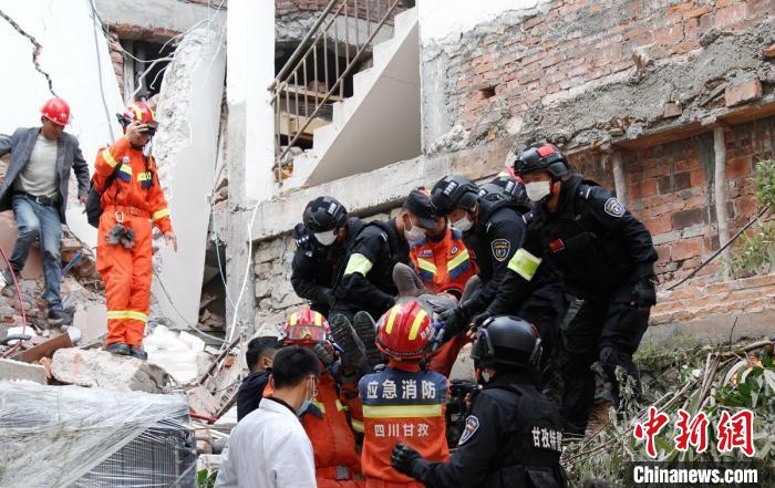 四川消防救援人員開展救援。　四川消防 供圖