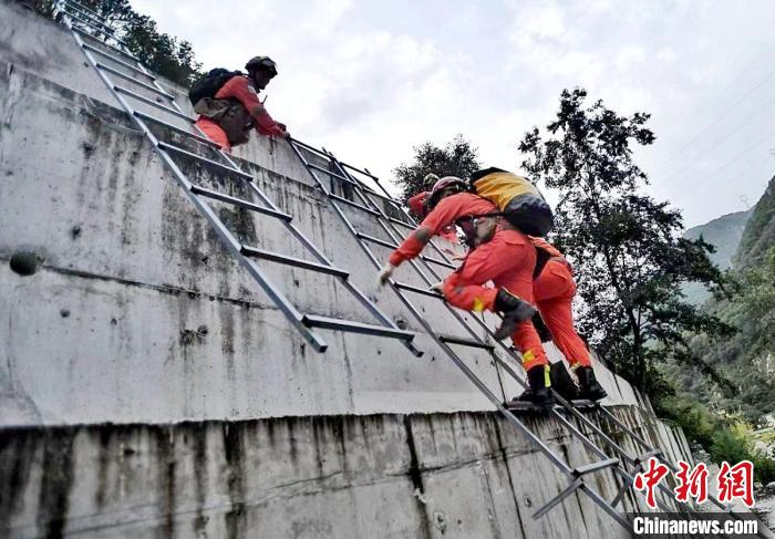 四川消防救援人員開展救援?！∷拇ㄏ?供圖