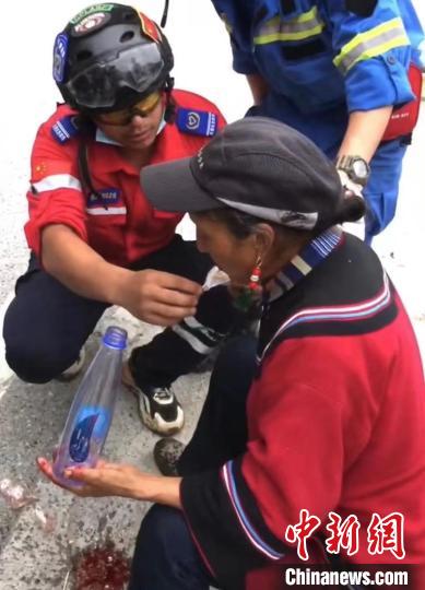 筠連筠愛青年應(yīng)急救援隊(duì)救援人員正在為傷員傷口清理?！∈茉L者供圖