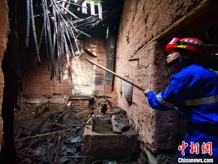 宜賓藍(lán)豹應(yīng)急救援隊(duì)搜救組成員劉方杰正在參與救援?！∈茉L者供圖