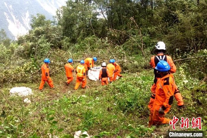 海拔1950米唐29號塔位搶險隊員正搬運直升機吊運上山的搶險材料。　徐慶明 攝