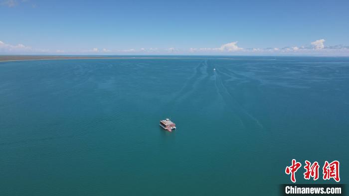 圖為航拍夏日青海湖?！±罱瓕?攝