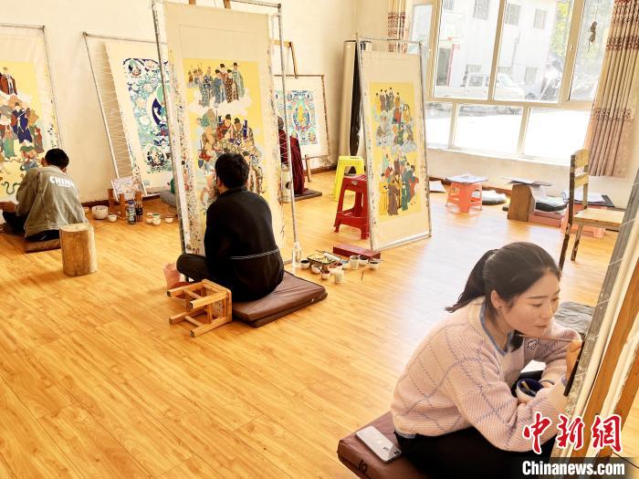 圖為畫(huà)室內(nèi)學(xué)徒練習(xí)繪畫(huà)唐卡?！●R文莉 供圖