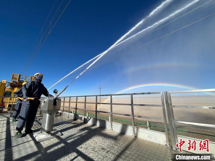 圖為水炮手在操作高壓水炮。　高啟宏 攝