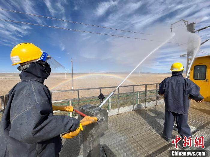 圖為水炮手操作高壓水槍對絕緣子進行清洗?！「邌⒑?攝