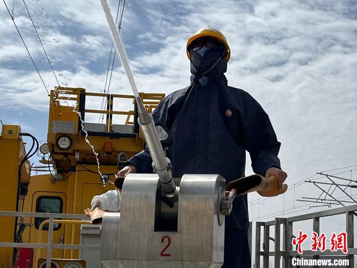 圖為水炮手操作高壓水炮進行作業(yè)。　高啟宏 攝