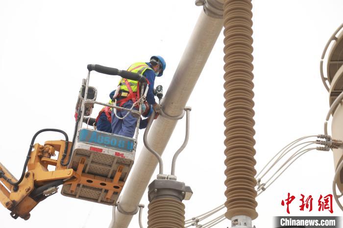 圖為國網(wǎng)青海超高壓公司變電檢修人員正在開展設備檢修工作?！≈煲闳?攝