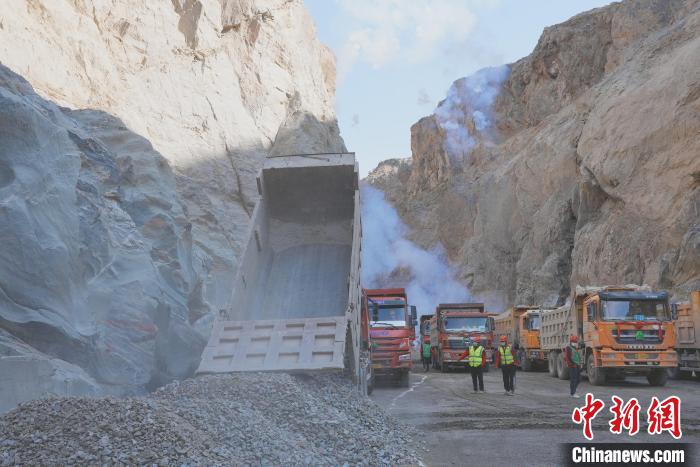 圖為大壩填筑現(xiàn)場(chǎng)。　水電四局供圖