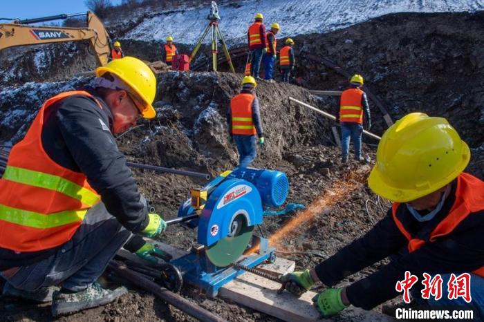 西成高鐵紅原2號(hào)隧道出口忙碌的工人師傅。　劉忠俊 攝