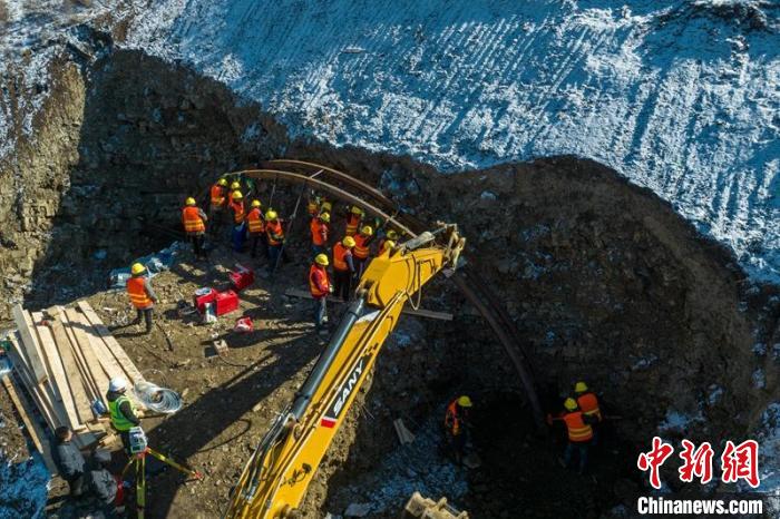 西成高鐵紅原2號(hào)隧道出口工人師傅正在進(jìn)行導(dǎo)向墻、管棚施工作業(yè)?！⒅铱?攝