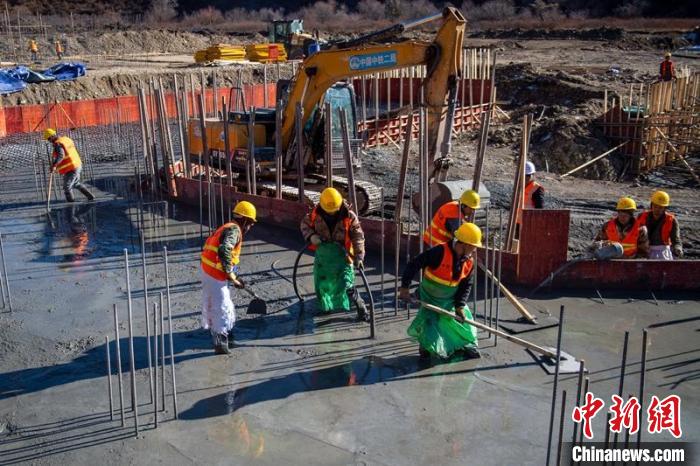 川主寺鎮(zhèn)牧場村西成高鐵1號(hào)拌合站工人師傅正在進(jìn)行駐地、拌合站澆筑施工作業(yè)?！⒅铱?攝