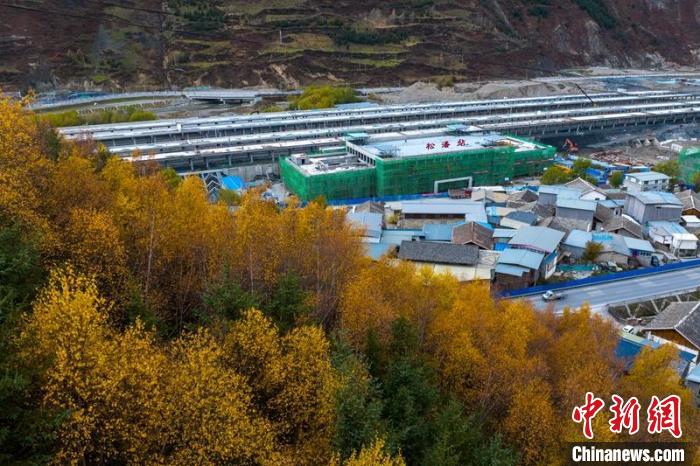 正在建設(shè)的成蘭鐵路松潘站?！⒅铱?攝