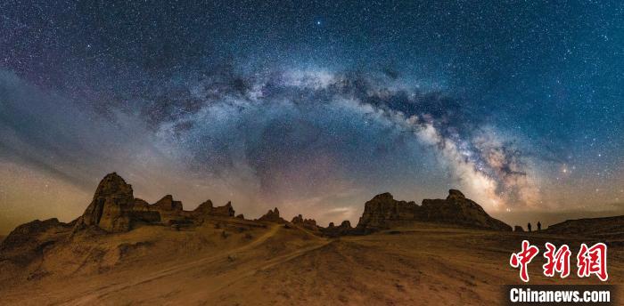 資料圖為冷湖賽什騰山天文臺址的星空?！±浜I(yè)園區(qū)供圖