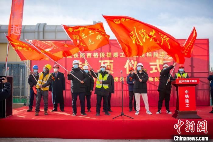 圖為封頂儀式現(xiàn)場?！『茽柾?攝