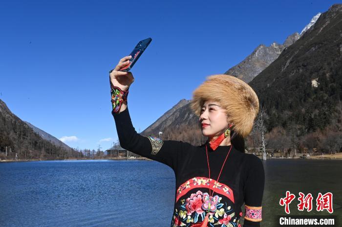 游人在畢棚溝景區(qū)拍照留念?！“苍?攝