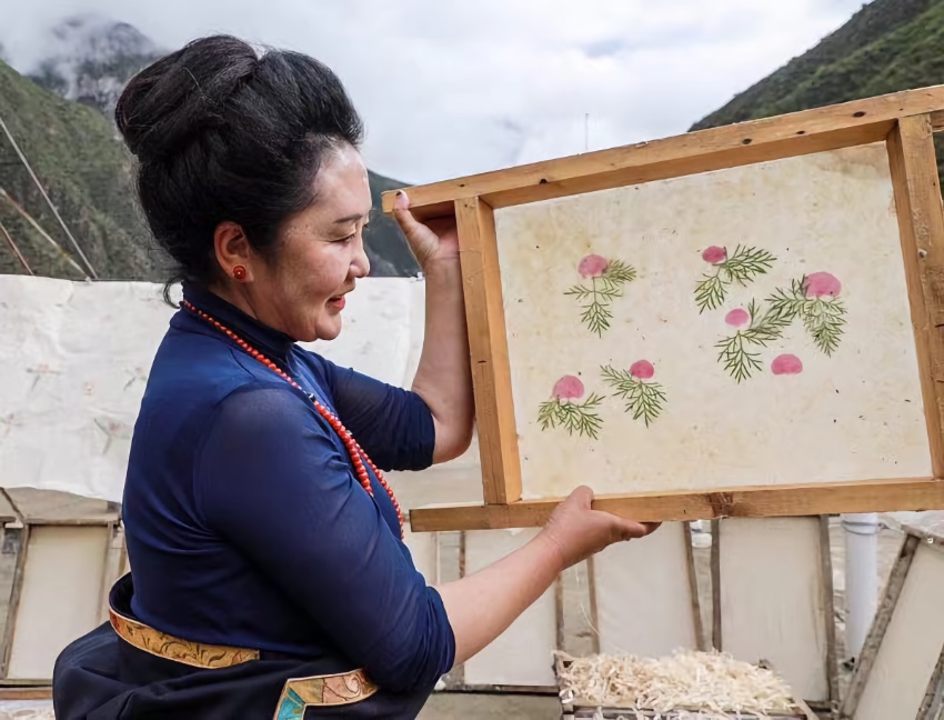 充巴傳統(tǒng)藏紙。德格縣融媒體中心供圖