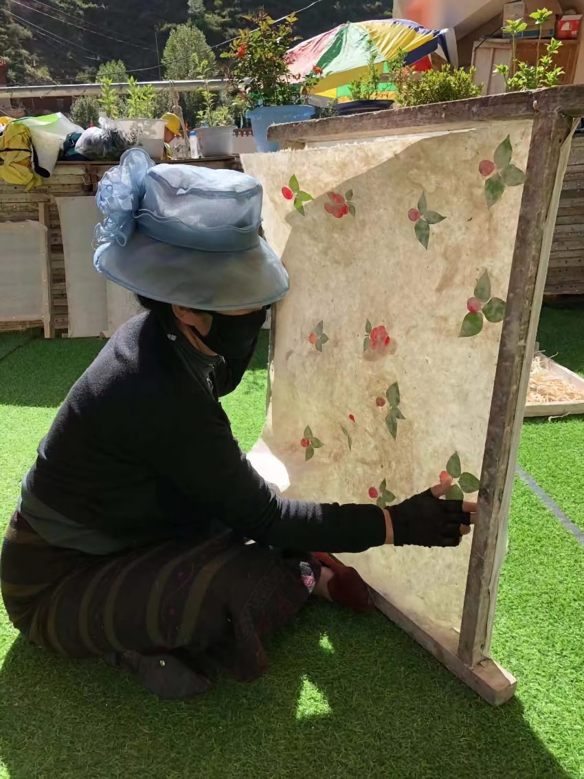 充巴傳統(tǒng)藏紙。德格縣融媒體中心供圖