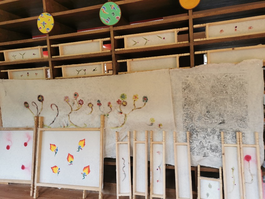 充巴傳統(tǒng)藏紙。德格縣融媒體中心供圖