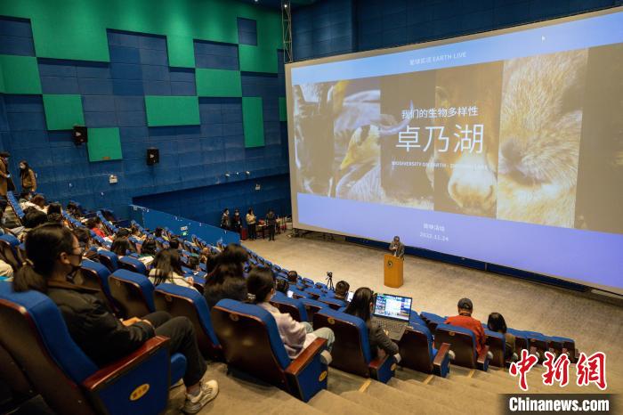 圖為首映式現(xiàn)場?！⊥踽?攝