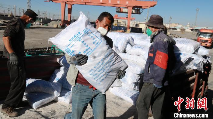圖為裝卸人員將食鹽從汽車倒裝到火車上?！±钌?攝