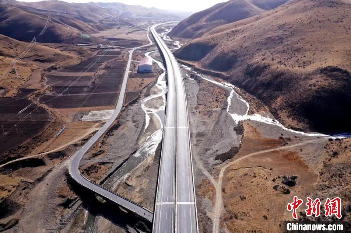 久馬高速公路阿壩50公里路段?！∈竦兰瘓F供圖