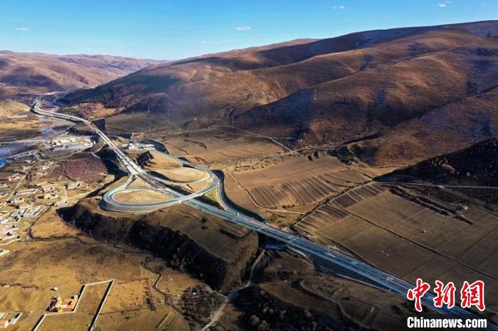 久馬高速公路阿壩互通段?！∈竦兰瘓F供圖