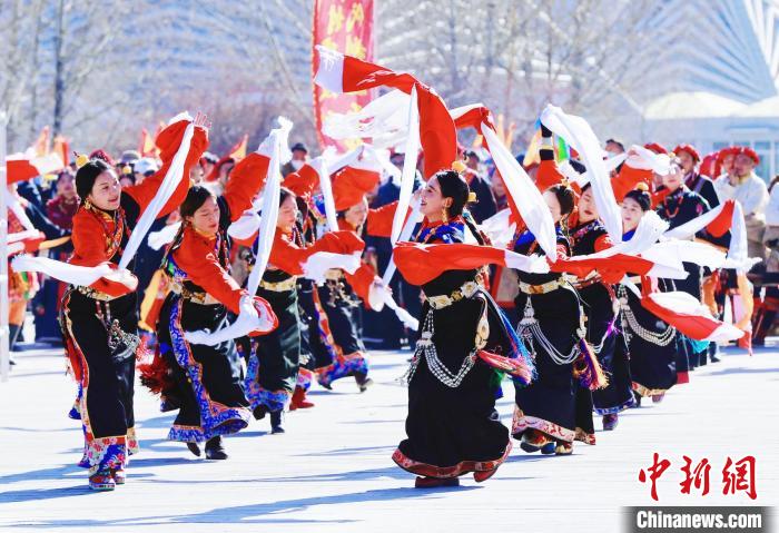 圖為玉樹群眾在廣場內(nèi)載歌載舞。　馬銘言 攝