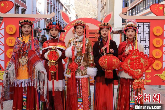 丹巴美女送祝福，迎新年。　李永安 攝