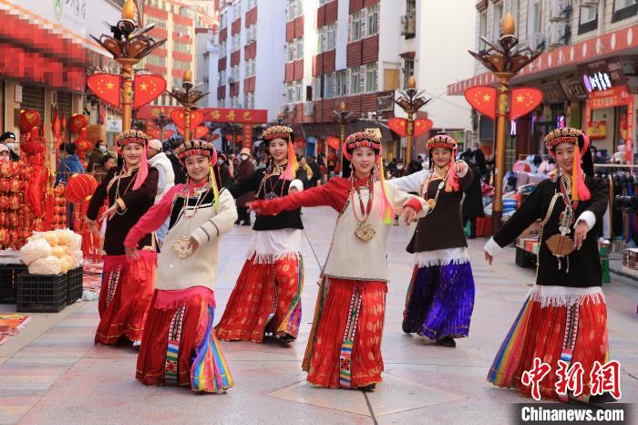 丹巴女孩在街頭跳起歡快歌舞迎接新年到來?！〖o 攝