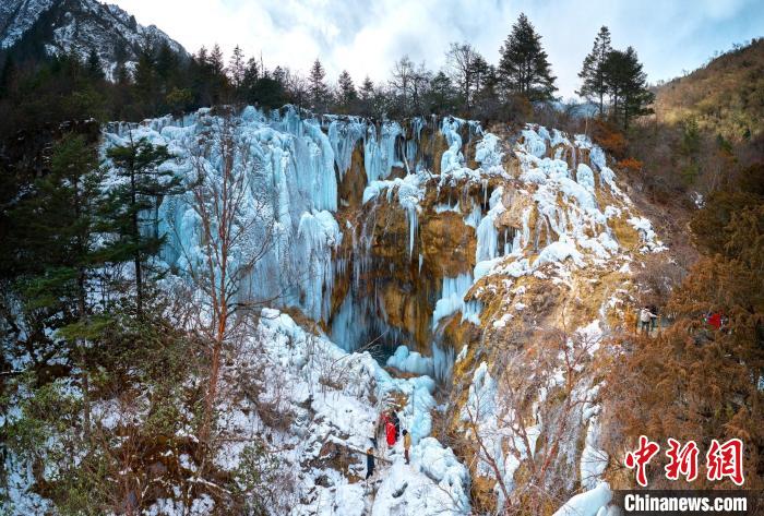 晶瑩剔透的冰瀑仿佛是大自然用冰藍色繪制出的壯觀畫卷?！『?攝