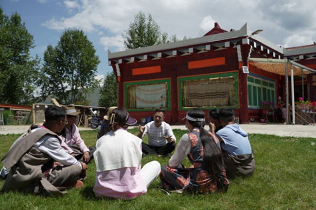 趙奎深入爐霍縣鄉(xiāng)村與藏族群眾開展座談。爐霍縣自然資源局供圖