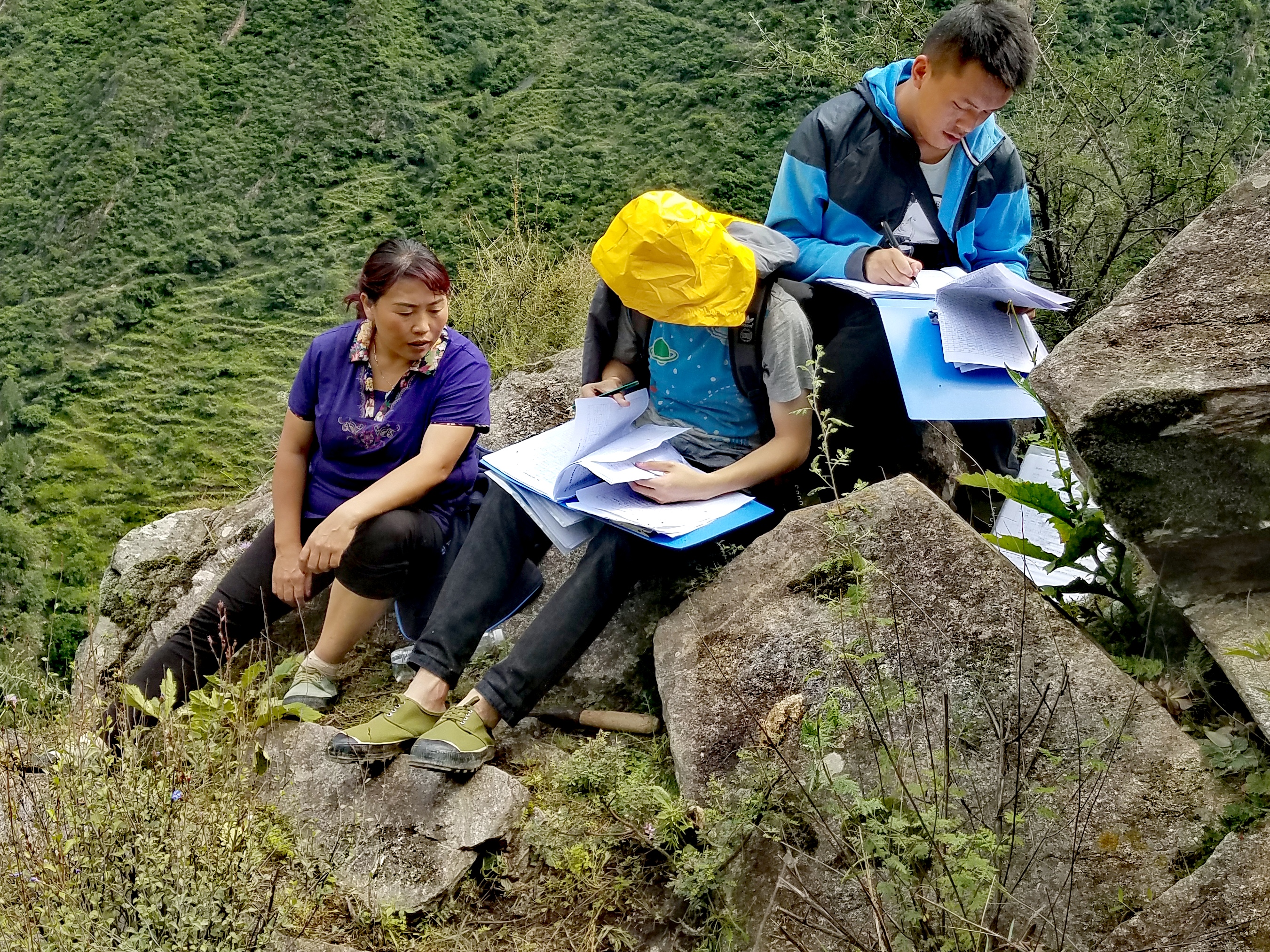 　2022年，余德春(左)協(xié)助排查震后地質(zhì)災害隱患點。(圖為余德春提供)