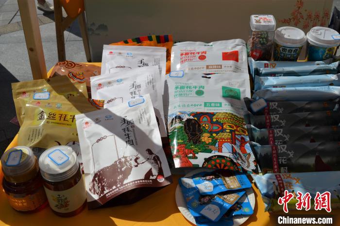 推介活動(dòng)上的農(nóng)特產(chǎn)品展示。　朱凌捷 攝