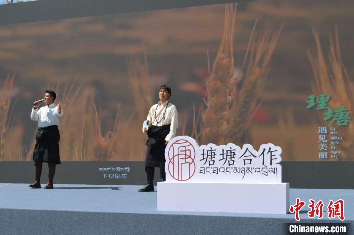 “康巴漢子”現(xiàn)場(chǎng)獻(xiàn)唱。　朱凌捷 攝